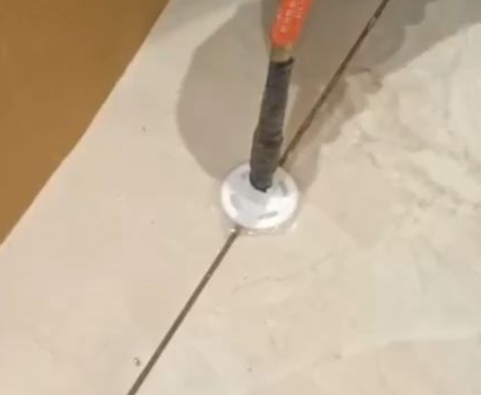 牡丹江瓷砖空鼓维修公司专业解答瓷砖在铺贴过程中，如果没有涂抹均匀到位的粘结材料（如水泥砂浆或瓷砖胶），可能会导致以下问题
